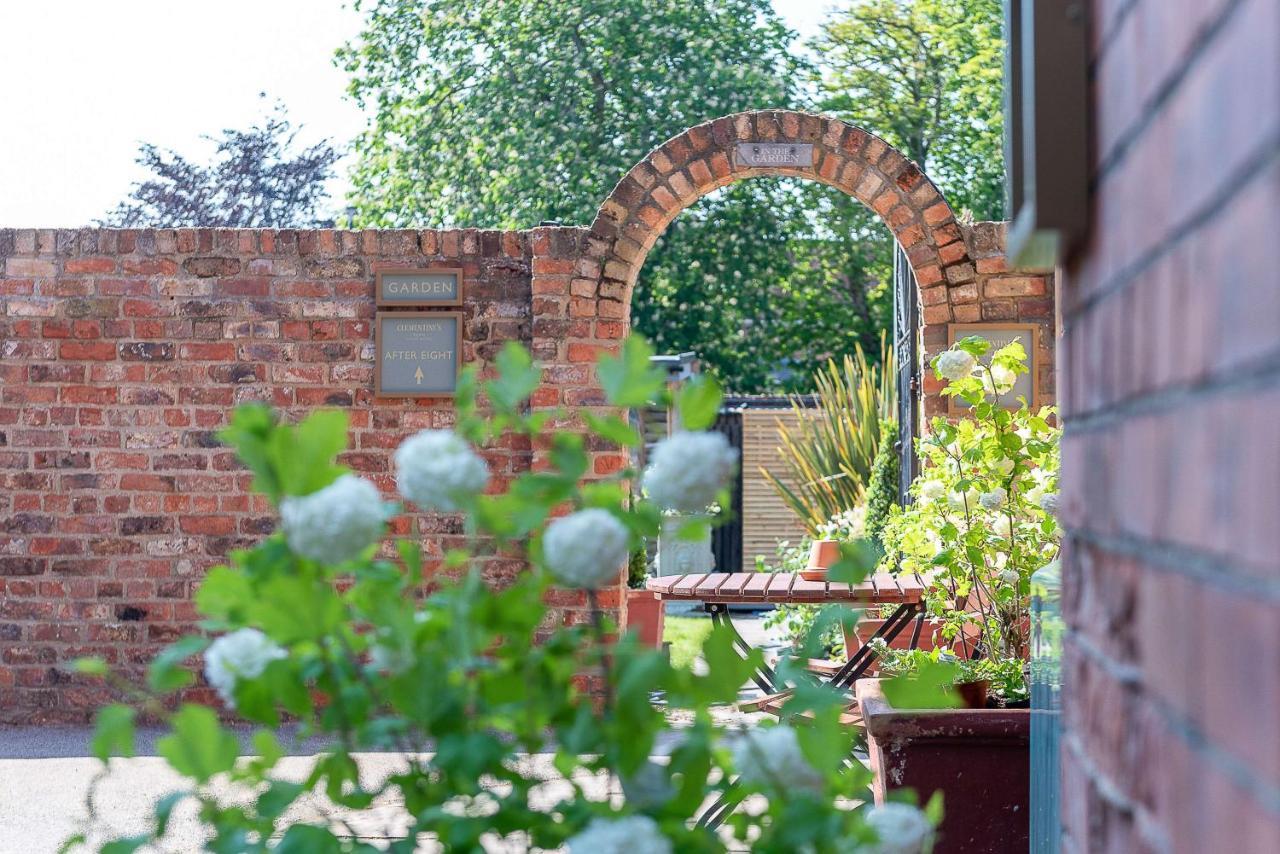 Clementine'S Guest House Йорк Экстерьер фото The garden of the former stable block