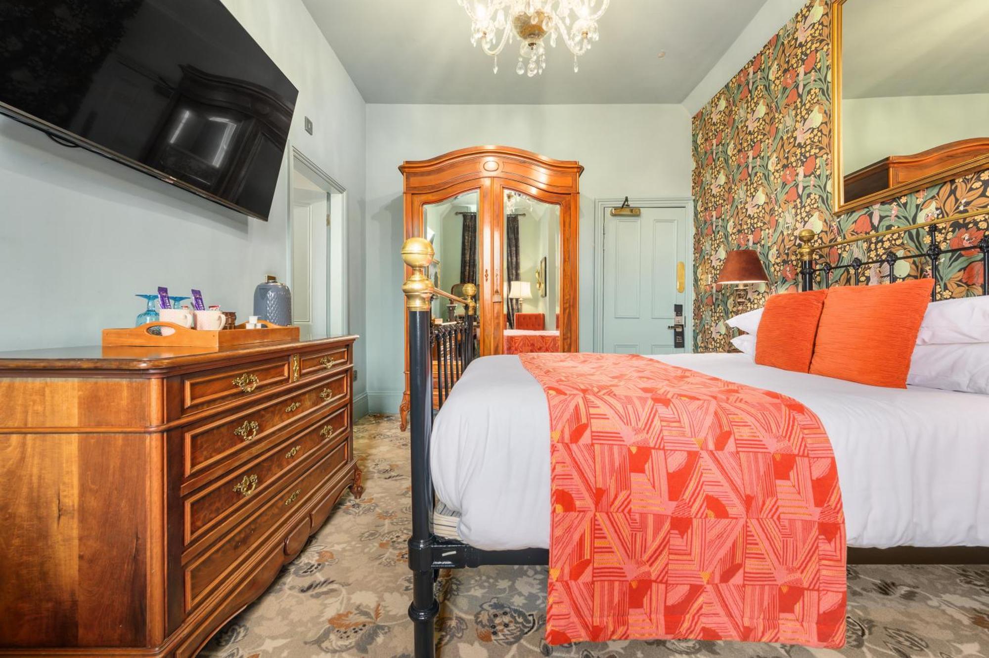 Clementine'S Guest House Йорк Экстерьер фото A room at the hotel