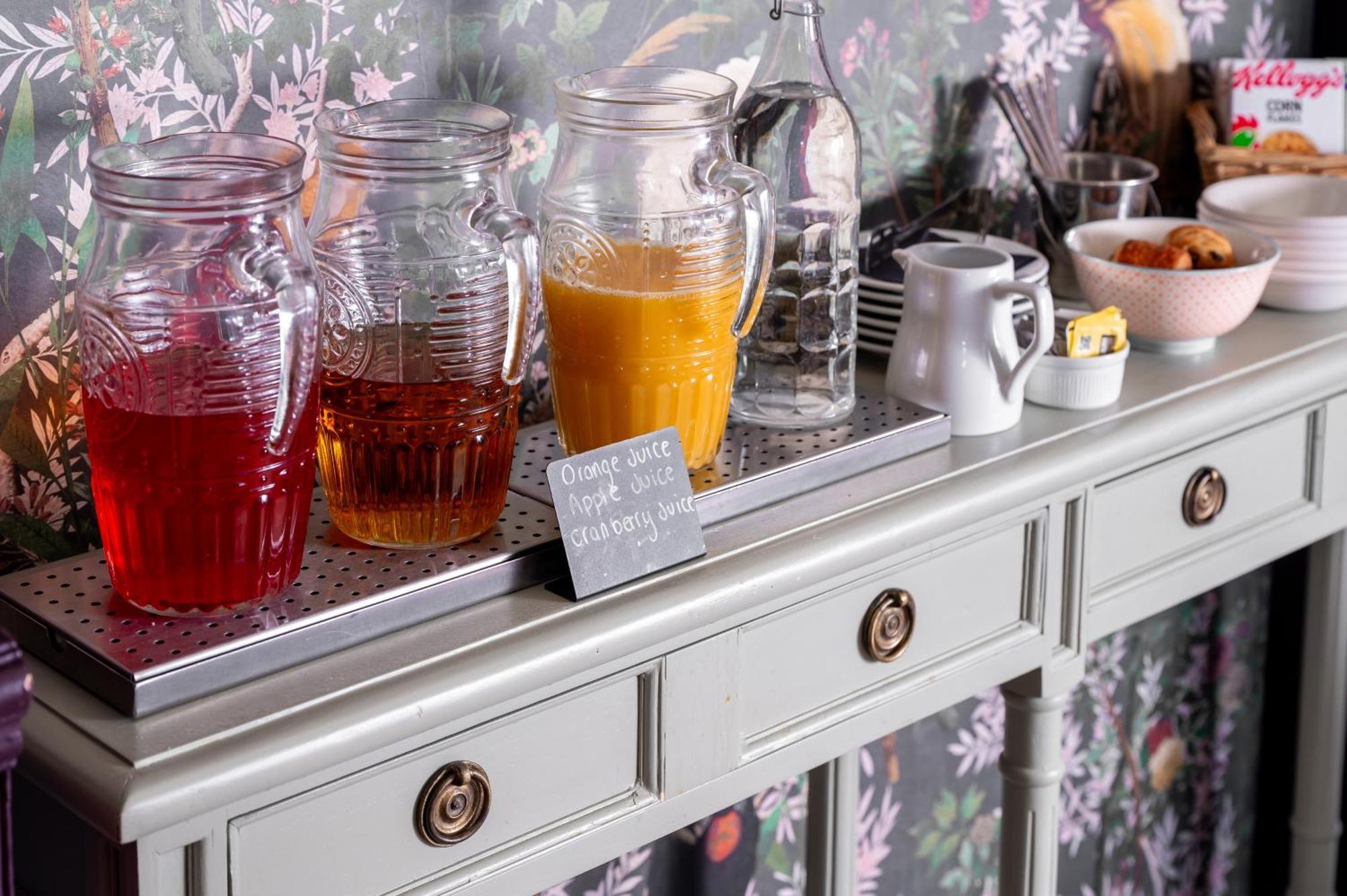 Clementine'S Guest House Йорк Экстерьер фото A buffet with a selection of fruit juices
